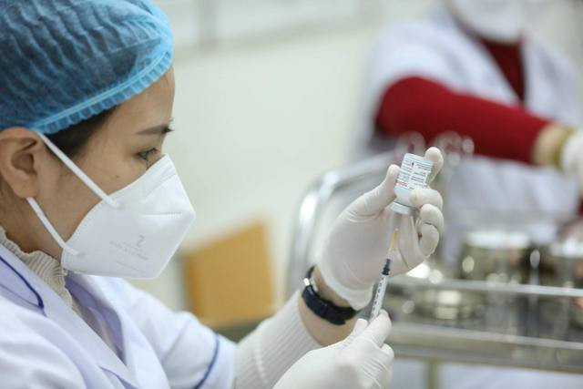 Tiêm mũi nhắc lại vaccine phòng COVID-19 là cần thiết để phòng bệnh